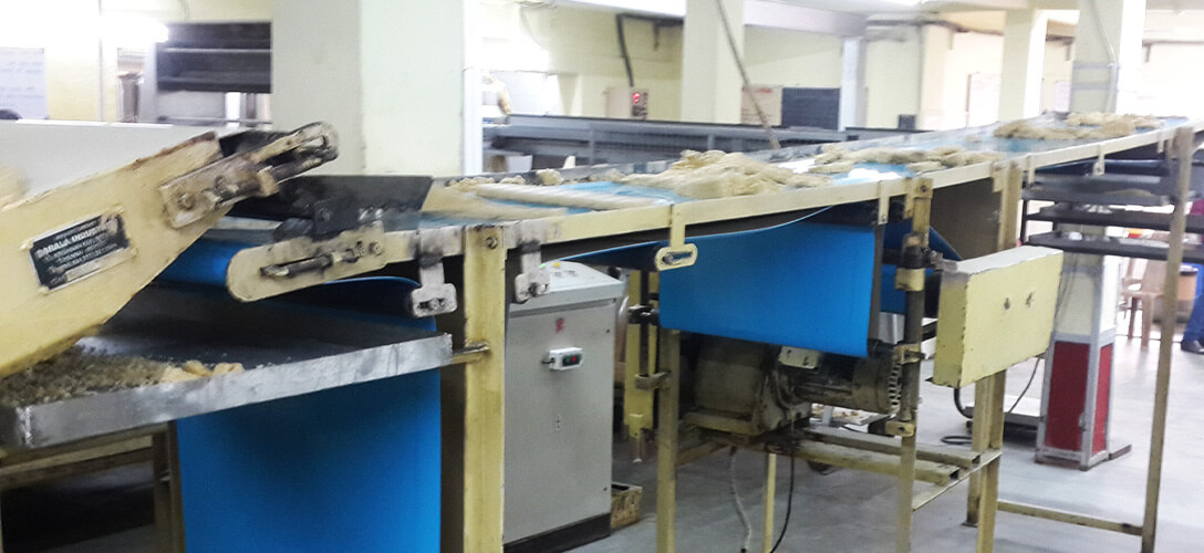 Cómo multiplicar la vida útil de las bandas en una línea de producción de galletas